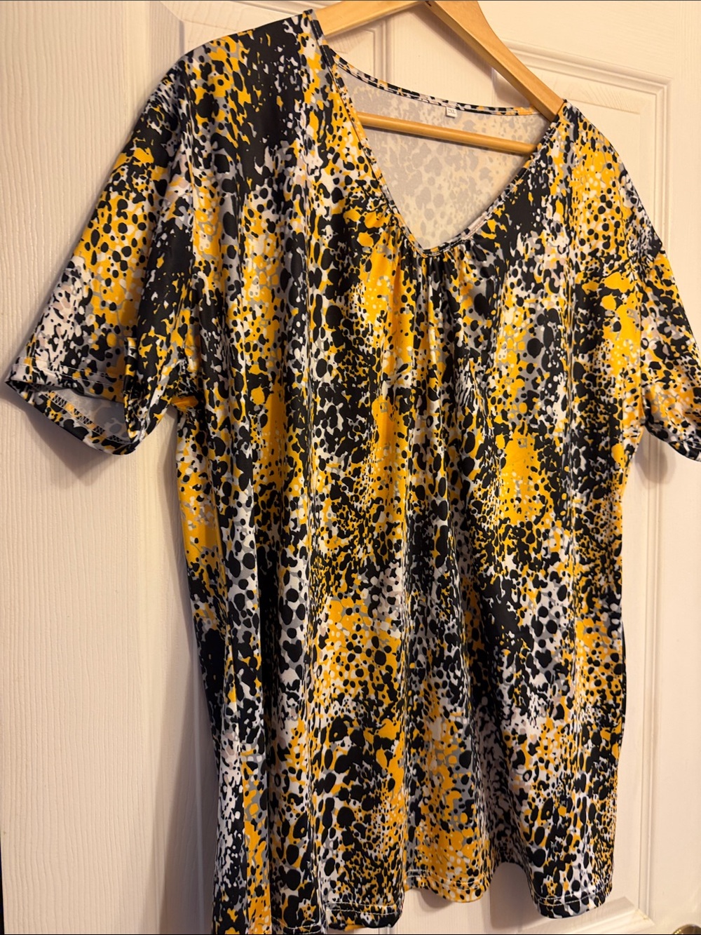 SHEIN Yellow Black White Abstract V-Neck Short Sleeve Top